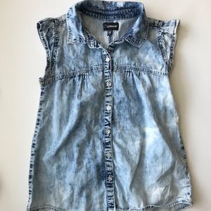 Sleeveless denim shirt